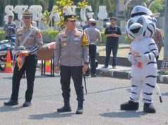 Kapolres Subang Bagikan Helm dan Snack Gratis kepada Para Pengendara Roda Dua