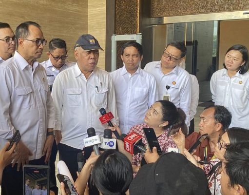 Presiden Jokowi Bertemu Jajaran OIKN dan Menteri Perhubungan di Istana Garuda