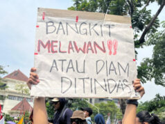 Demo di Semarang Ricuh, Demonstran Menjebol Gerbang Kantor DPRD