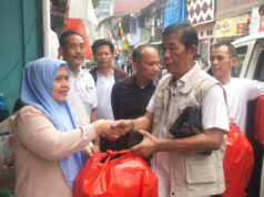 Penyintas Kebakaran Manggarai Kadin DKI Bagikan Makanan Siap Santap