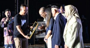 Pemda Provinsi Jabar Berikan Penghargaan Lifetime Achievement kepada Nike Ardilla dan Ni Mursih pada WEST JAVA FESTIVAL 2024