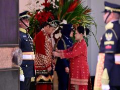 Presiden Jokowi Tampil dengan Pakaian Adat Banjar pada Upacara Penurunan Bendera di IKN