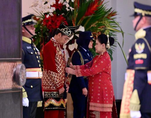 Presiden Jokowi Tampil dengan Pakaian Adat Banjar pada Upacara Penurunan Bendera di IKN