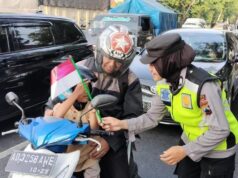 Personel Sat Lantas Polres Sragen Berikan Bendera Kecil Jelang Peringatan HUT RI Ke 79