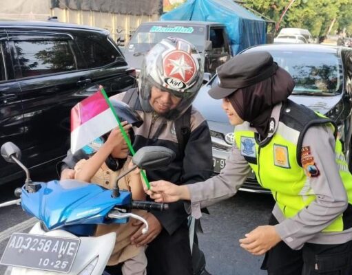 Personel Sat Lantas Polres Sragen Berikan Bendera Kecil Jelang Peringatan HUT RI Ke 79
