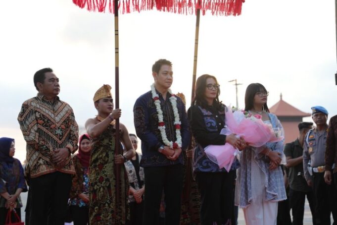 Tiba-di-Pulau-Dewata-Kapolda-Bali-Disambut-Tradisi-Tepung-Tawar-768x512