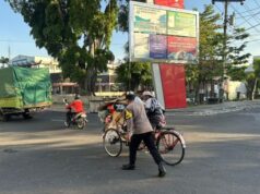 Peduli Masyarakat: Bhabinkamtibmas Bantu Masyarakat di Jalan