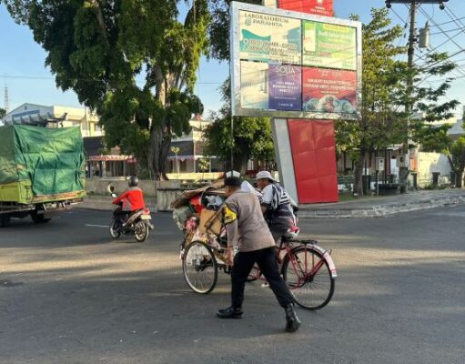 Peduli Masyarakat: Bhabinkamtibmas Bantu Masyarakat di Jalan