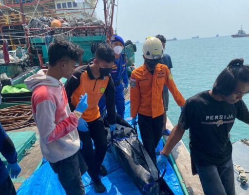 Ditpolairud Polda Banten Lakukan Evakuasi 6 Nelayan yang Meninggal Dunia Di Kapal
