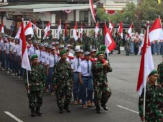 Ribuan Siswa Kirab dan Bentangkan Bendera Merah Putih Raksasa