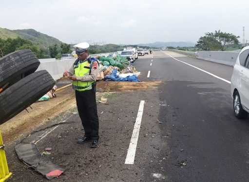 Akibat Pecah Ban, Truk Muat Sayuran Terguling di Tol Batang-Semarang