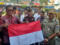 Pemkot Jakbar Bagikan 15.000 Bendera Merah Putih