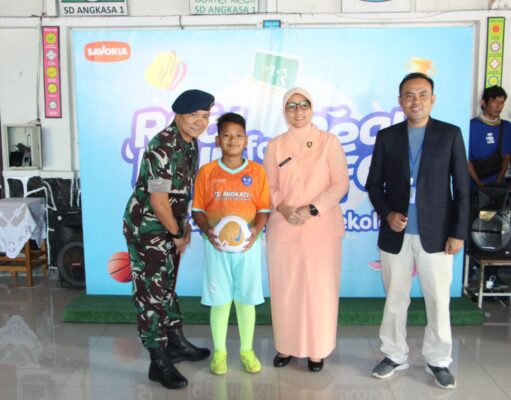 Danlanud Husein Sastranegara Serahkan Alat Olahraga Ke Sekolah Angkasa