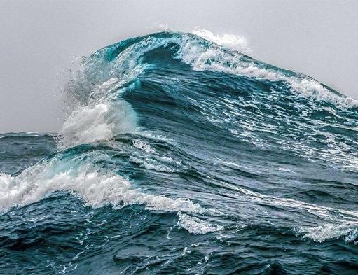 BBMKG Minta Masyarakat Waspadai Gelombang 4 meter di Perairan Bali