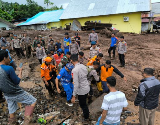 Banjir Bandang Ternate, Polisi Kerahkan 102 Personel dan Satu Anjing K9 Cari Korban Longsor