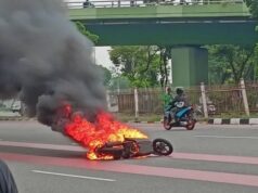 Tak Terima Temannya Dibacok di Jaktim Ratusan Mahasiswa Bakar Motor