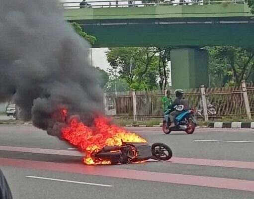 Tak Terima Temannya Dibacok di Jaktim Ratusan Mahasiswa Bakar Motor