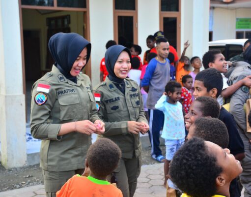 Polwan Satgas Ops Damai Cartenz-2024 di Timika Rayakan HUT ke-76 Dengan Bakti Sosial