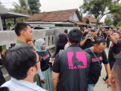 Ketika Berbagi Buku dan Susu ke Warga Tangerang Kaesang Pakai Rompi ‘Putra Mulyono’