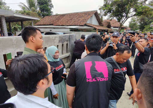 Ketika Berbagi Buku dan Susu ke Warga Tangerang Kaesang Pakai Rompi ‘Putra Mulyono’