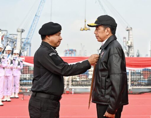 Presiden Jokowi Terima Brevet Hiu Kencana di Atas KRI RJW – 992