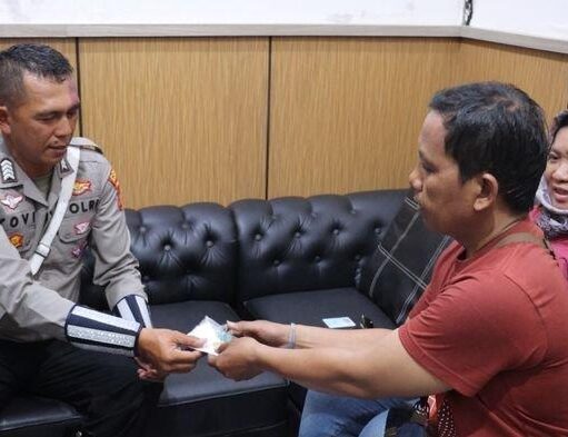 Brigadir Yovi Temukan dan Kembalikan Emas 30 Gram Milik Warga Tegal yang Terjatuh di Majalengka