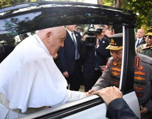Bagikan Momen Saat Salami Paus Fransiskus, Kapolri: “Bangga Bisa Bertemu Beliau”