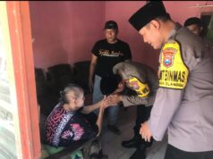 Kapolsek Dlanggu Blusukan kerumah Warga Kurang Mampu Bagi Sembako