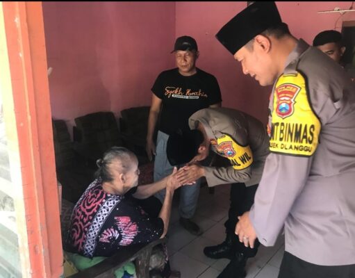 Kapolsek Dlanggu Blusukan kerumah Warga Kurang Mampu Bagi Sembako