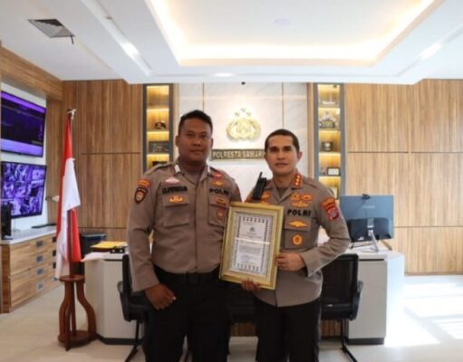 Anggota Polri yang Jadi Penggali Kubur Secara Sukarela Mendapat Penghargaan Kapolri