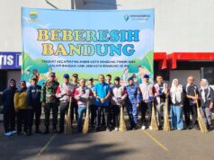 Personel Lanud Husein Sastranegara Mengikuti Aksi Bebersih dalam Rangka HUT ke-214 Kota Bandung