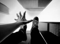 Diduga Terjun dari Lantai 10 Apartemen, Pria Ditemukan Tewas di Area Parkir