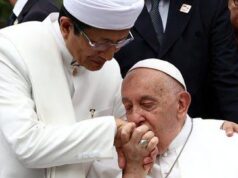 Paus Fransiskus Cium Tangan Imam Besar Masjid Istiqlal