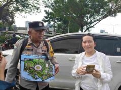 Bantu Jemaat Misa, Anggota Polisi Ini Keliling Bawa Denah Acara di GBK