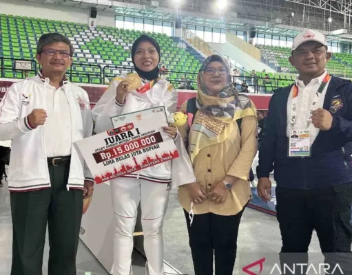 Meski dalam Kondisi Cedera Permata Cinta Nadya Raih Emas Taekwondo