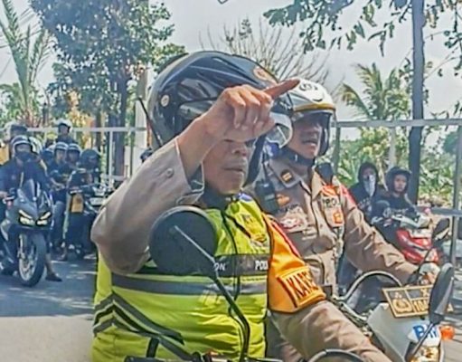 Aksi Heroik Kabag Ops Polres Kediri Kota Dalam Melakukan Pengamanan Rombongan Pesilat Saat Melintasi Kota Kediri