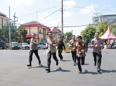 Kapolres dan Pejabat Polres Jember Ditantang Kak Seto Lari, Buktikan Kebugaran di Usia 70 Tahun