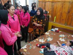 Ketua Umum Bhayangkari Kunjungi Aiptu Heri dan Anaknya yang Terbaring Sakit