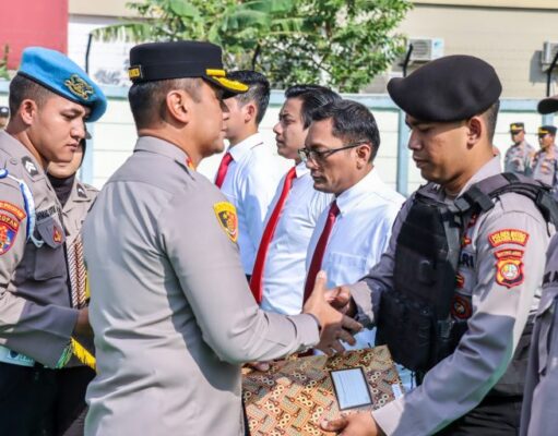 62 Personel Polres Jakarta Barat dan Polsek Jajaran Terima Penghargaan Dari Kapolres Metro Jakarta Barat