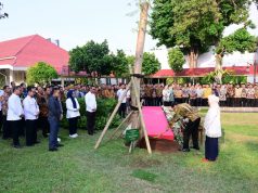 Presiden Jokowi dan Ibu Iriana Tanam Pohon di Halaman Istana Kepresidenan Jakarta
