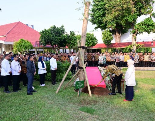 Presiden Jokowi dan Ibu Iriana Tanam Pohon di Halaman Istana Kepresidenan Jakarta