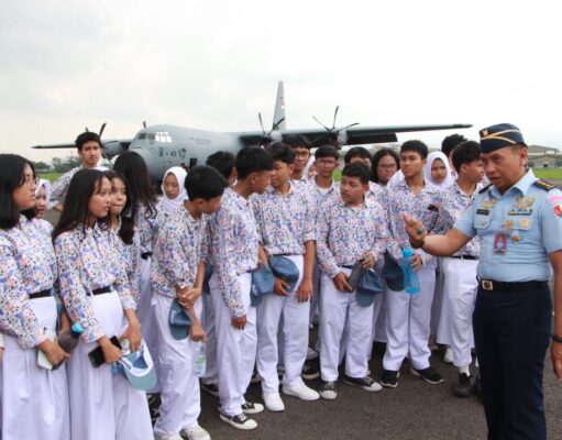 Gali Potensi Dirgantara Siswa SMP dan SMA Angkasa melalui Kunjungan Edukatif