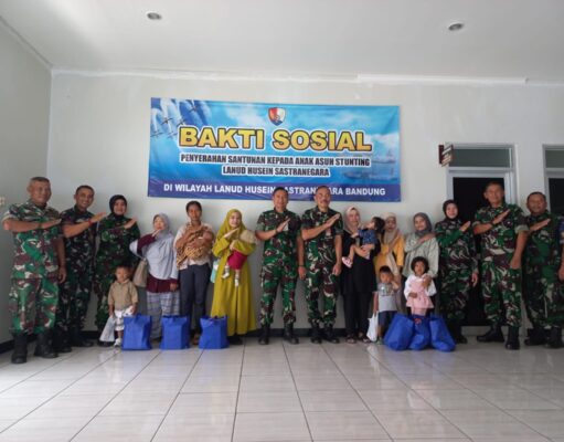Lanud Husein Sastranegara Serahkan Santunan Kepada Anak Asuh Stunting