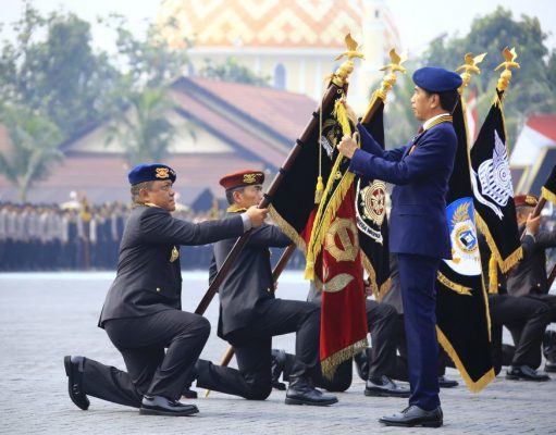 Brimob Terima Tanda Kehormatan Nugraha Sakanti dari Presiden Jokowi