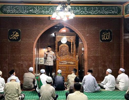 Polda Metro Jaya Gelar Sholat Subuh Berjamaah Keliling di Masjid Al Ikhlas, Jakarta Timur
