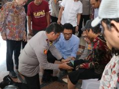 Polda Metro Jaya Berikan Bantuan Kaki Palsu dalam Rangka Hari Jadi Humas Polri ke-73