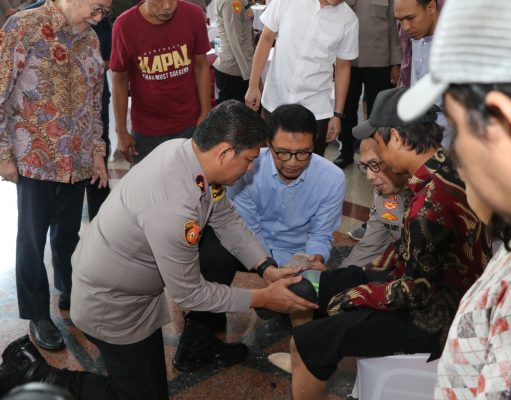 Polda Metro Jaya Berikan Bantuan Kaki Palsu dalam Rangka Hari Jadi Humas Polri ke-73
