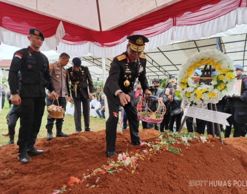 Kapolda Sulsel Pimpin Upacara Pemakaman Kompol Anumerta Ryanto Ulil Anshar