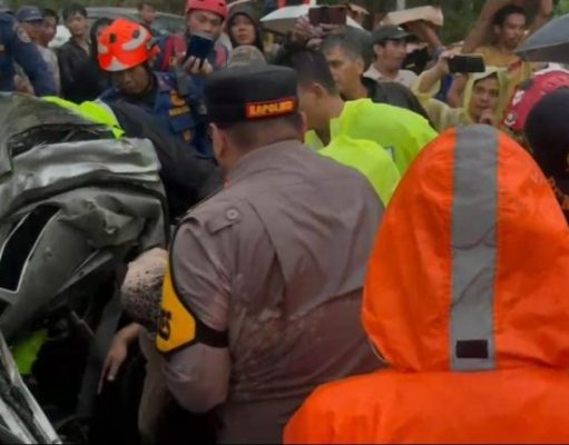 Detik-Detik Kapolres Purwakarta Evakuasi Korban Tabrakan Beruntun Tol Cipularang