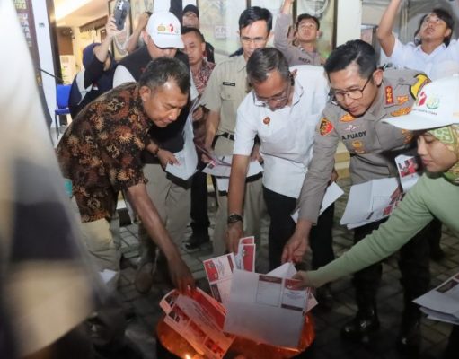 Pemusnahan Kelebihan Surat Suara Pemilihan Gubernur dan Wakil Gubernur Provinsi DKI Jakarta Tahun 2024 dihadiri Kapolres Jakut